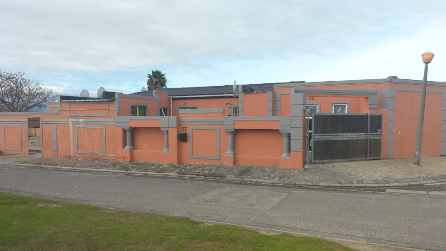 9 Bedroom Property for Sale in Hillcrest Heights Western Cape